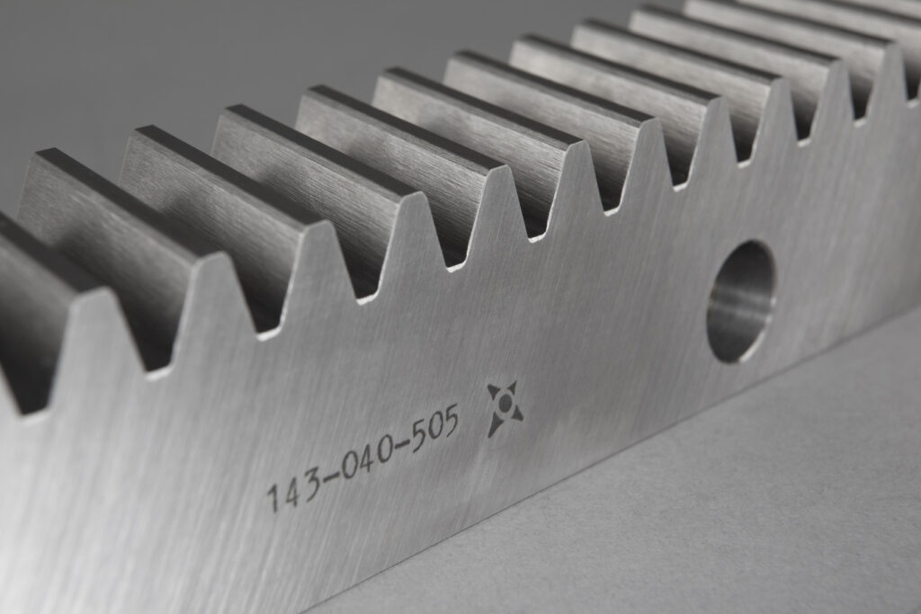 Unser Sortiment umfasst gerad- und schrägverzahnte Zahnstangen in geschliffener sowie gefräster Ausführung. Wir fertigen sowohl Standards als auch Sonderlösungen in diversen Modulen, Abmessungen und Werkstoffen, auch gehärtet und beschichtet.