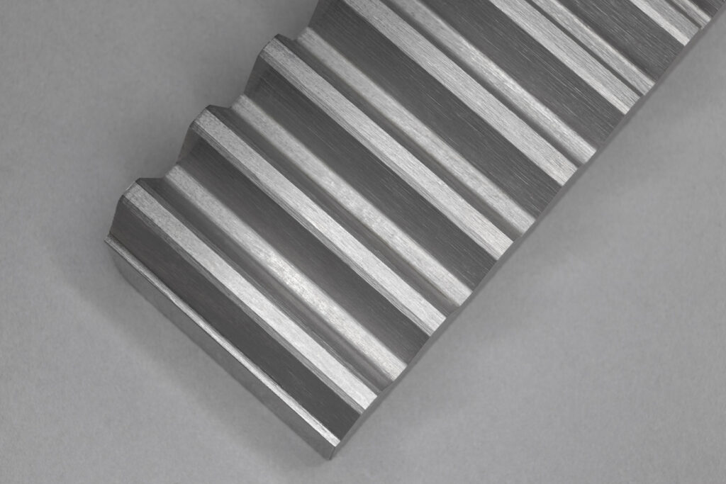 Unser Sortiment umfasst gerad- und schrägverzahnte Zahnstangen in geschliffener sowie gefräster Ausführung. Wir fertigen sowohl Standards als auch Sonderlösungen in diversen Modulen, Abmessungen und Werkstoffen, auch gehärtet und beschichtet.