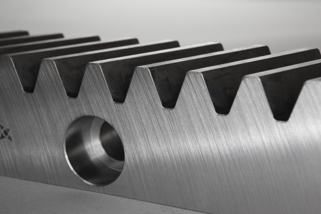 Bei Zahnstangen als auch bei Zahnrädern ist der Modul eine der wichtigsten Bestimmungsgrößen.