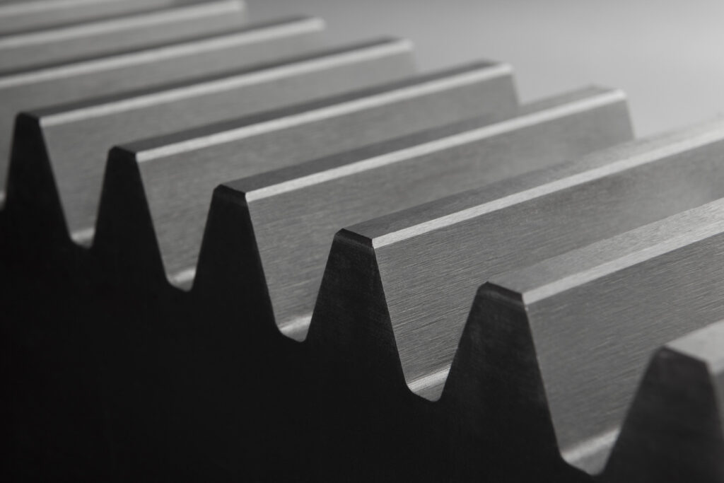 Unser Sortiment umfasst gerad- und schrägverzahnte Zahnstangen in geschliffener sowie gefräster Ausführung. Wir fertigen sowohl Standards als auch Sonderlösungen in diversen Modulen, Abmessungen und Werkstoffen, auch gehärtet und beschichtet.