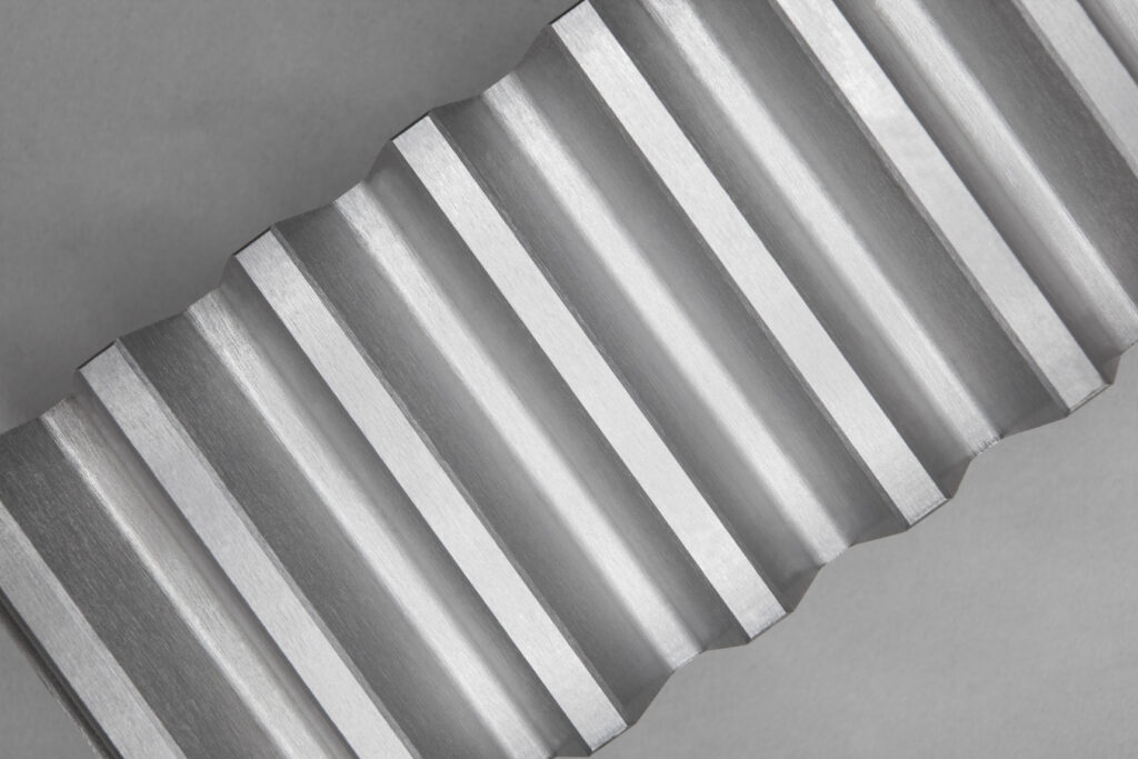 Unser Sortiment umfasst gerad- und schrägverzahnte Zahnstangen in geschliffener sowie gefräster Ausführung. Wir fertigen sowohl Standards als auch Sonderlösungen in diversen Modulen, Abmessungen und Werkstoffen, auch gehärtet und beschichtet.