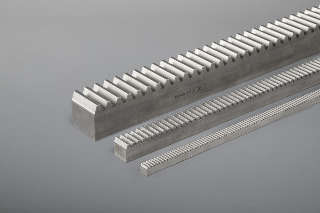 Unser Sortiment umfasst gerad- und schrägverzahnte Zahnstangen in geschliffener sowie gefräster Ausführung. Wir fertigen sowohl Standards als auch Sonderlösungen in diversen Modulen, Abmessungen und Werkstoffen, auch gehärtet und beschichtet.