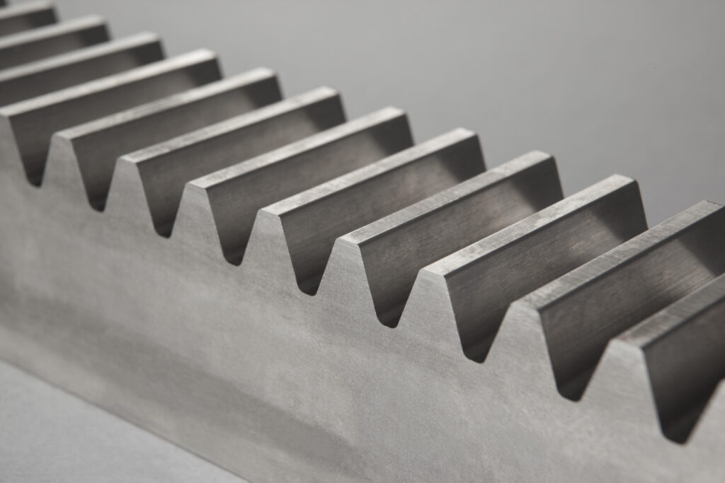 Unser Sortiment umfasst gerad- und schrägverzahnte Zahnstangen in geschliffener sowie gefräster Ausführung. Wir fertigen sowohl Standards als auch Sonderlösungen in diversen Modulen, Abmessungen und Werkstoffen, auch gehärtet und beschichtet.