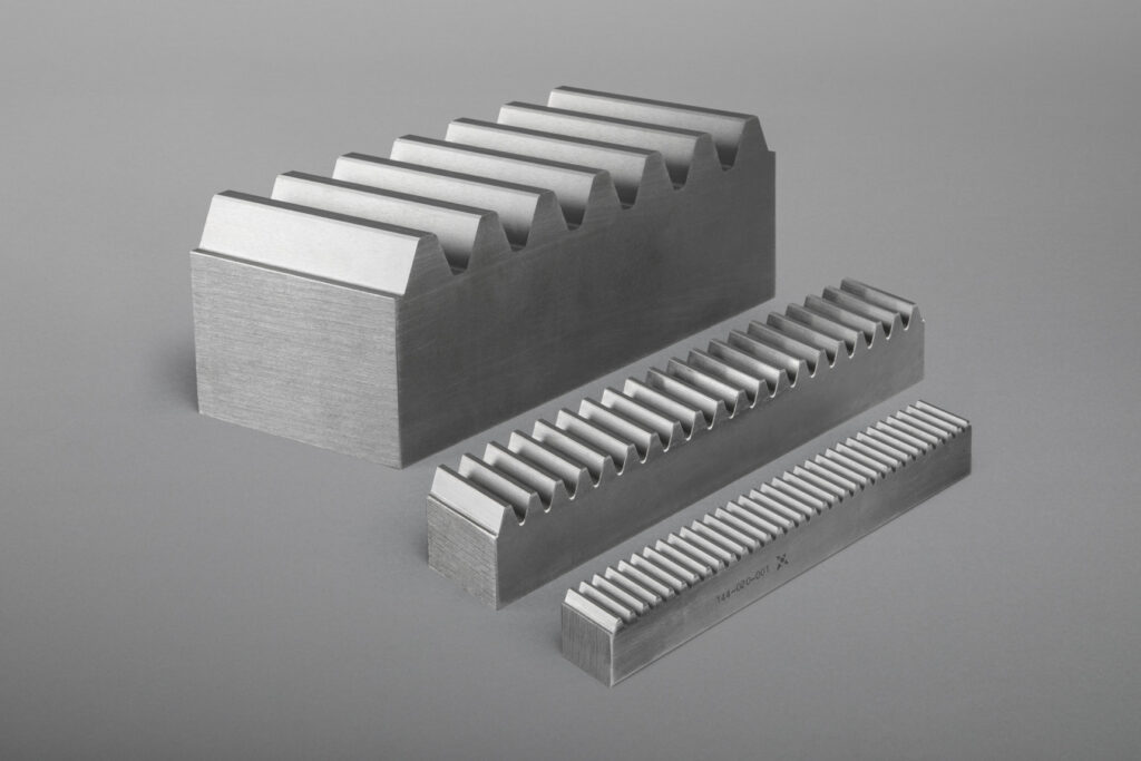 Unser Sortiment umfasst gerad- und schrägverzahnte Zahnstangen in geschliffener sowie gefräster Ausführung. Wir fertigen sowohl Standards als auch Sonderlösungen in diversen Modulen, Abmessungen und Werkstoffen, auch gehärtet und beschichtet.