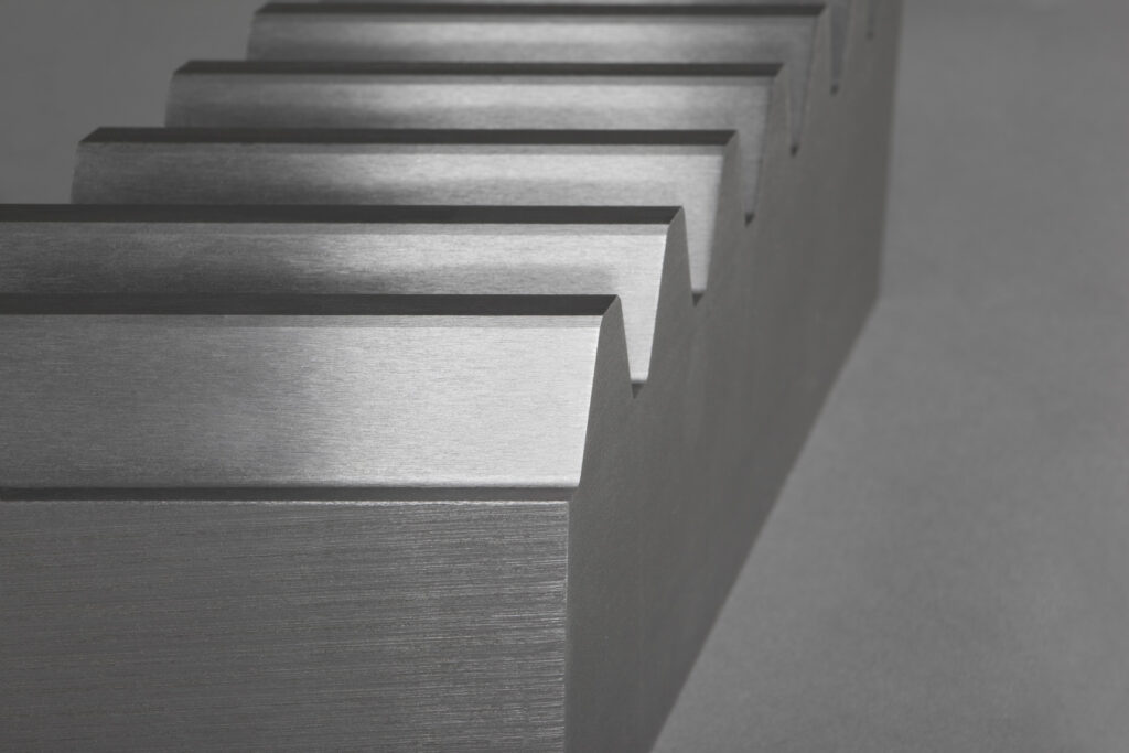 Bei Zahnstangen als auch bei Zahnrädern ist der Modul eine der wichtigsten Bestimmungsgrößen. Dabei ist Diese eine nach DIN 780 genormtes Maß und beschreibt wie die folgende Abbildung zeigt die Zahngröße.