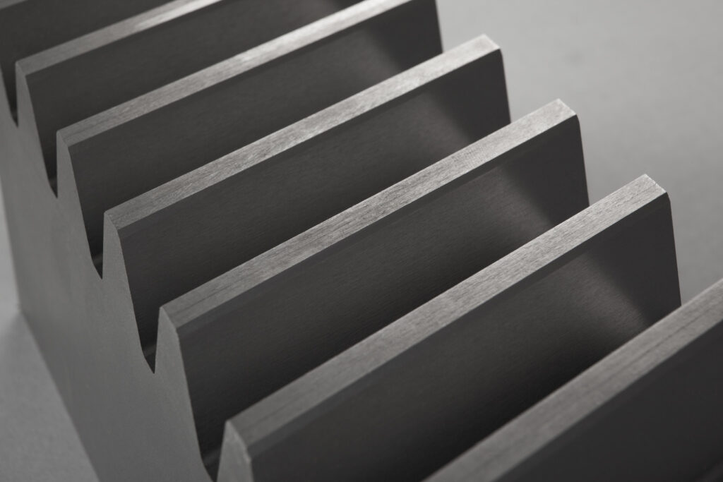 Bei Zahnstangen als auch bei Zahnrädern ist der Modul eine der wichtigsten Bestimmungsgrößen. Dabei ist Diese eine nach DIN 780 genormtes Maß und beschreibt wie die folgende Abbildung zeigt die Zahngröße.