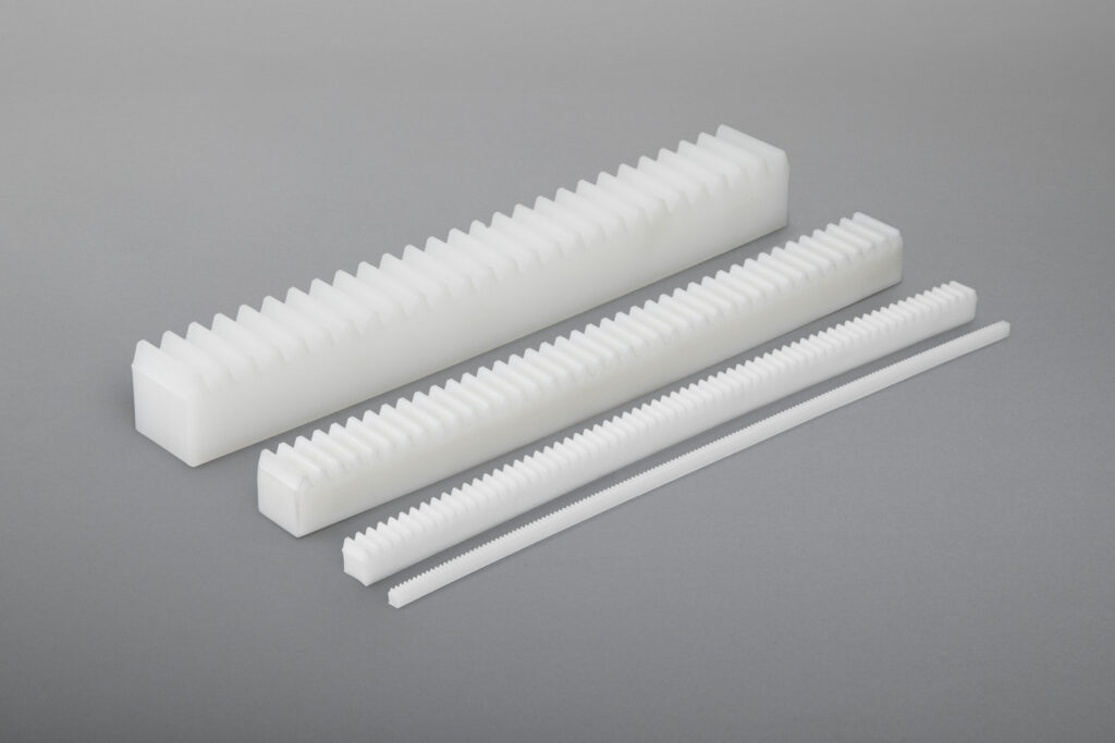 Bei einer Zahnstange handelt es sich im Kern um ein Zahnrad mit unendlich großem Teilkreisdurchmesser und Fußdurchmesser. Vereinfacht gesagt ist sie nichts Anderes als ein “geradegezogenes” Zahnrad.