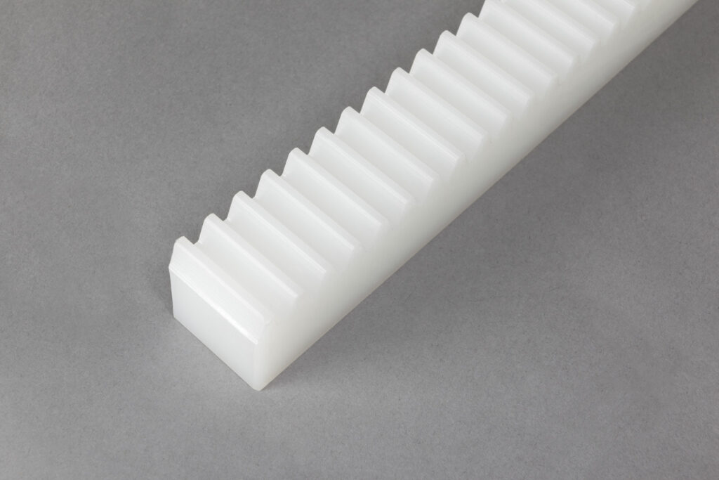 Bei einer Zahnstange handelt es sich im Kern um ein Zahnrad mit unendlich großem Teilkreisdurchmesser und Fußdurchmesser. Vereinfacht gesagt ist sie nichts Anderes als ein “geradegezogenes” Zahnrad.