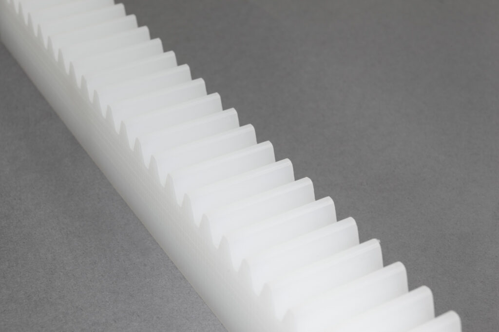 Bei einer Zahnstange handelt es sich im Kern um ein Zahnrad mit unendlich großem Teilkreisdurchmesser und Fußdurchmesser. Vereinfacht gesagt ist sie nichts Anderes als ein “geradegezogenes” Zahnrad.