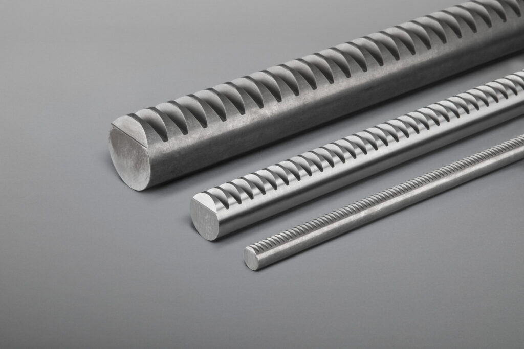Rundzahnstangen für fortlaufende Montage - Bei einer Zahnstange handelt es sich im Kern um ein Zahnrad mit unendlich großem Teilkreisdurchmesser und Fußdurchmesser. Vereinfacht gesagt ist sie nichts Anderes als ein “geradegezogenes” Zahnrad.