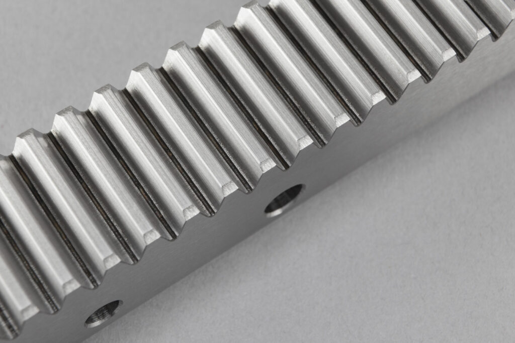 Wir haben viele Zahnstangen in Standardausführung auf Lager, die Ihnen sofort auf Abruf zur Verfügung stehen.