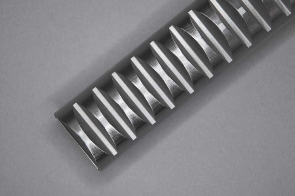 Rundzahnstangen für fortlaufende Montage - Bei einer Zahnstange handelt es sich im Kern um ein Zahnrad mit unendlich großem Teilkreisdurchmesser und Fußdurchmesser. Vereinfacht gesagt ist sie nichts Anderes als ein “geradegezogenes” Zahnrad.