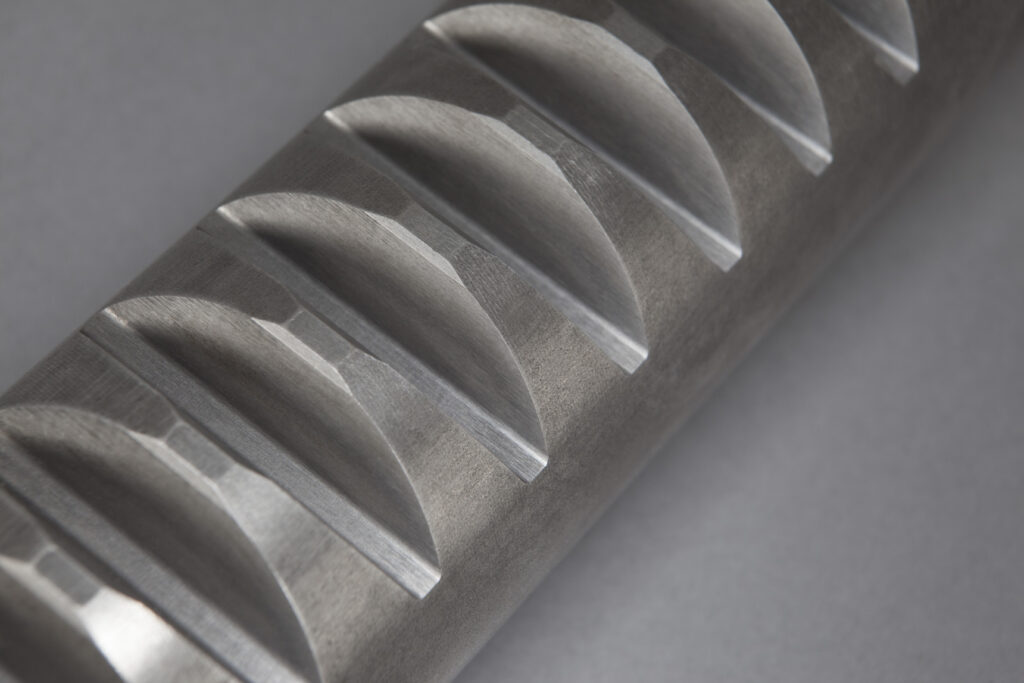 Rundzahnstangen für fortlaufende Montage - Bei einer Zahnstange handelt es sich im Kern um ein Zahnrad mit unendlich großem Teilkreisdurchmesser und Fußdurchmesser. Vereinfacht gesagt ist sie nichts Anderes als ein “geradegezogenes” Zahnrad.