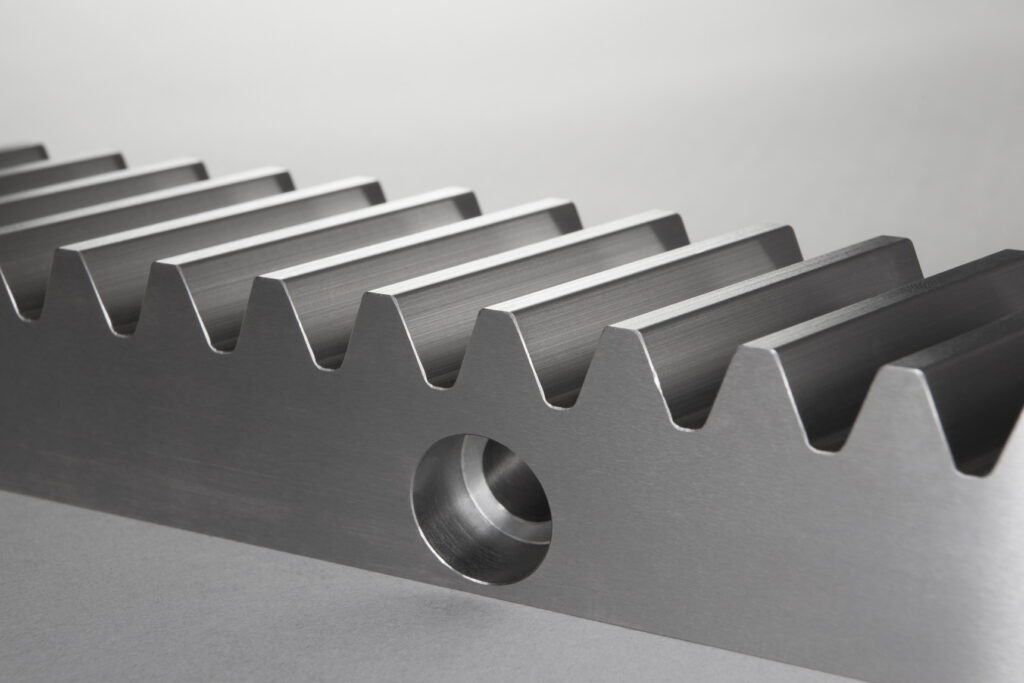 Wir haben viele Zahnstangen in Standardausführung auf Lager, die Ihnen sofort auf Abruf zur Verfügung stehen.