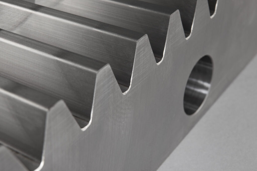 Wir haben viele Zahnstangen in Standardausführung auf Lager, die Ihnen sofort auf Abruf zur Verfügung stehen.