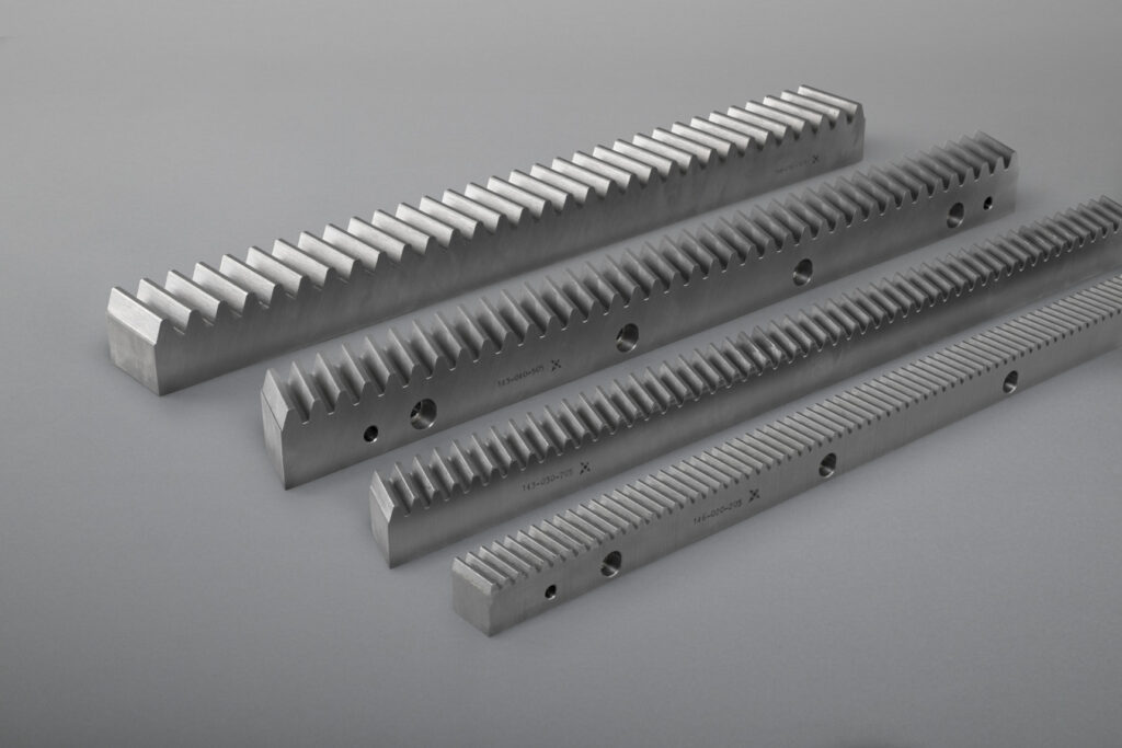 Unser Sortiment umfasst gerad- und schrägverzahnte Zahnstangen in geschliffener sowie gefräster Ausführung. Wir fertigen sowohl Standards als auch Sonderlösungen in diversen Modulen, Abmessungen und Werkstoffen, auch gehärtet und beschichtet.