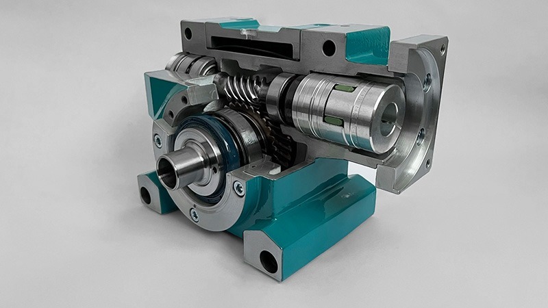 Unsere Servo-Schneckengetriebe überzeugen durch ihre perfekt aufeinander abgestimmten Komponenten aus Getriebe, Zahnstange und Ritzel.